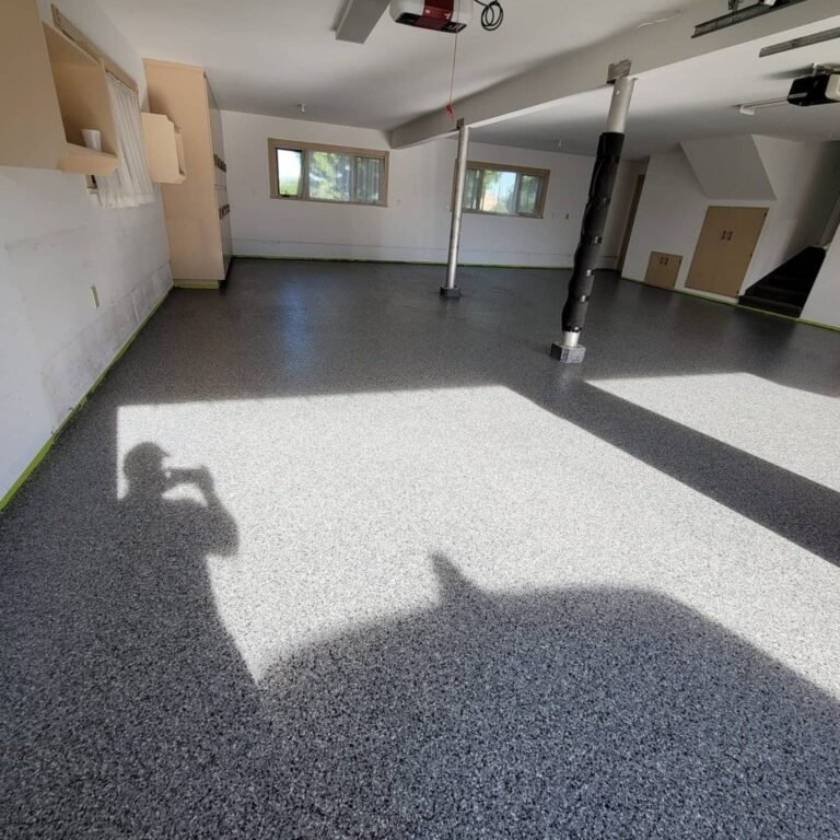 Grey decorative full-flake garage floor in the Richmond project gallery